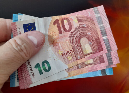 Banconote da 10 e 20 euro nelle mani di un uomo - business	