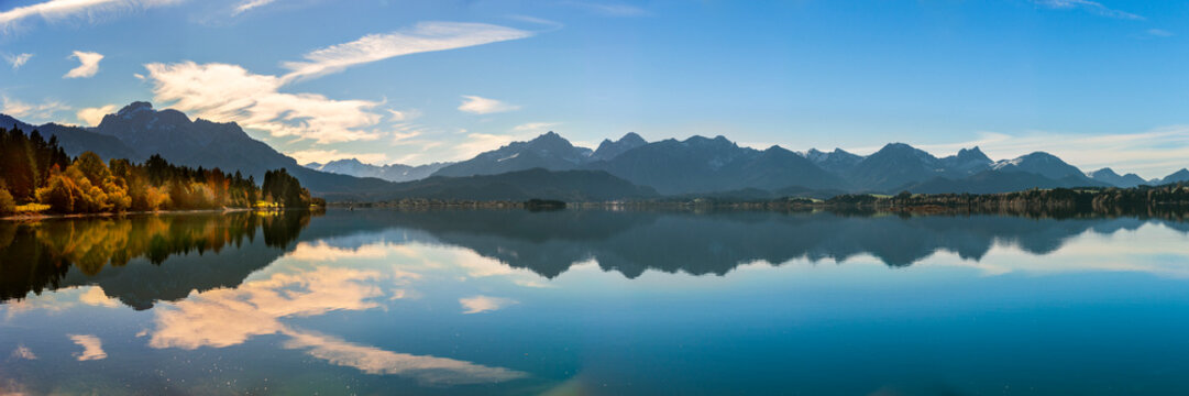 Im Allg&auml;u spiegeln sich die Berge der Alpen im Forggensee bei F&uuml;ssen