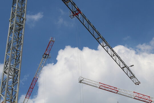 Lavori in corso nel cantiere edile in estate - gru e ponteggio