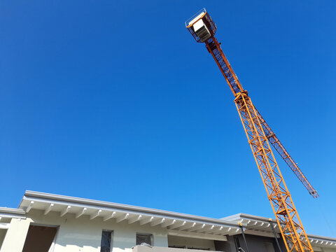 Lavori in corso nel cantiere edile in estate - gru e ponteggio