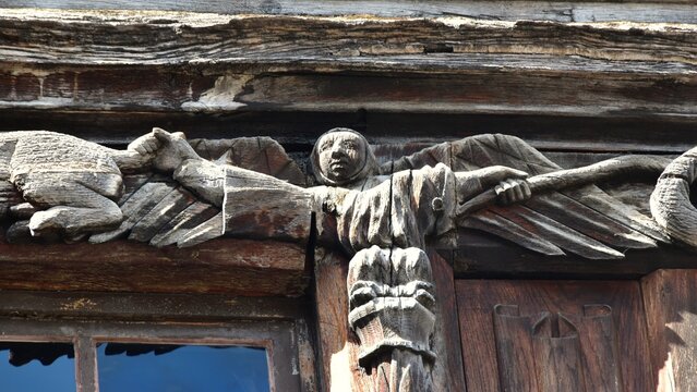 Personnage sculpt&eacute; sur la fa&ccedil;ade de la Maison de Bois sur la Place aux Herbes &agrave; M&acirc;con