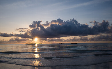 Wschody słońca na magicznej białej plaży Zanzibaru © kubikactive