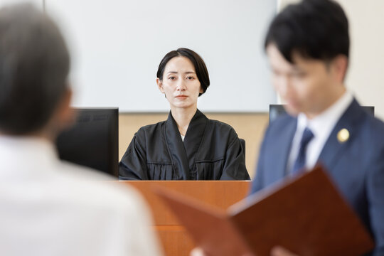 法廷で証言を見守る女性裁判官の審理風景