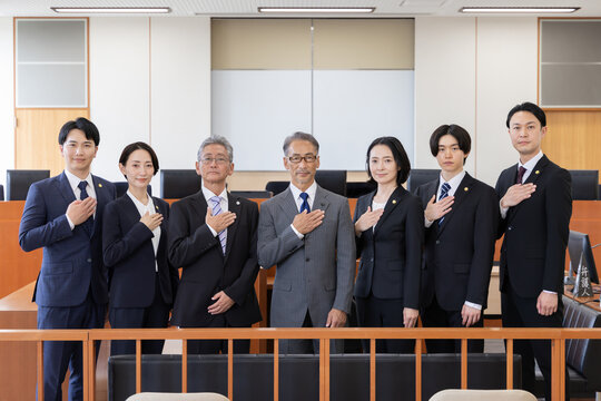 法廷に集う弁護士の集合写真