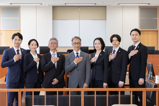 法廷に集う弁護士の集合写真