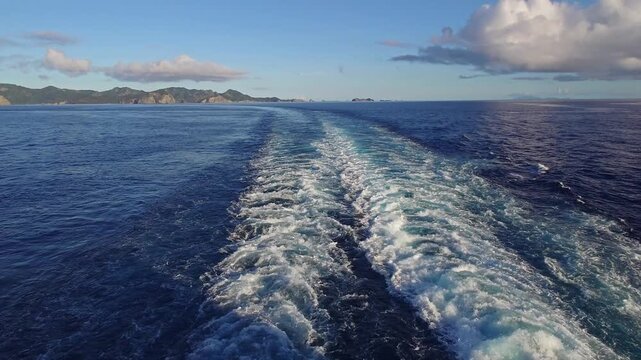 小笠原の父島を後にする飛鳥Ⅲの航跡