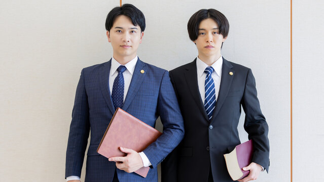 若手日本人弁護士2人のポートレート
