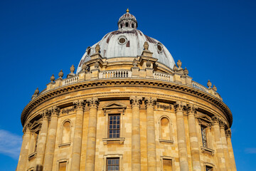 Obraz premium Radcliffe Camera dome architecture against clear blue sky at Radcliffe Square in Oxford England