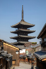 Fototapeta premium 목조주택,골목,마을,오층목탑,호칸지(Hokan-ji Temple),히가시야마,교토,일본