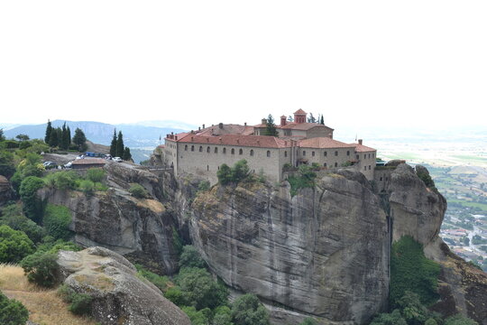 Perched atop a towering sandstone pillar, the Meteora monastery in Greece overlooks a breathtaking mountain landscape. A timeless UNESCO landmark blending history, faith and nature.
