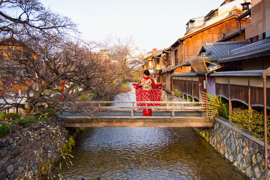 Young woman wearing traditional japanese red kimono in kyoto's gion district - Gion District, Japan