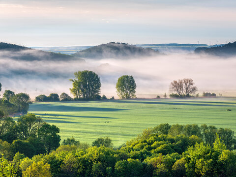 Morgennebel im Th&uuml;ringer Becken, Landschaft mit Feldern, W&auml;ldern und H&uuml;geln