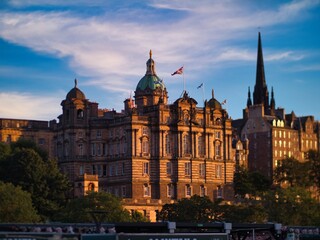Obraz premium Edinburgh old town architecture illuminated by sunset light