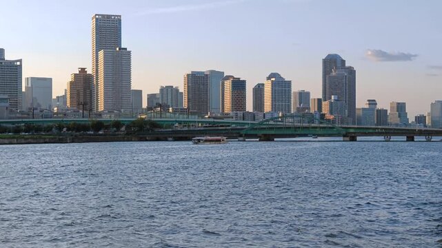 運河沿いにタワーマンションが立ち並ぶ都市の風景。