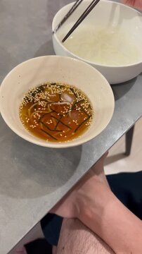 ひやむぎを食べる男性