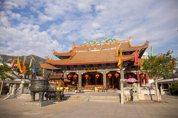 Obraz premium Traditional Oriental Chinese Temple with Golden Roof and Red Lanterns