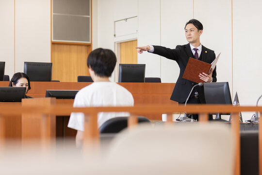 法廷で「異議あり」と主張する弁護士
