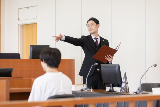 法廷で「異議あり」と主張する弁護士