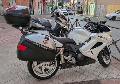 Vista lateral de moto VFR 800 con carrocer&iacute;a sport con carenado completo y maletas Givi y ba&uacute;l trasero, estacionada en Madrid, Espa&ntilde;a, 18 de mayo de 2026	