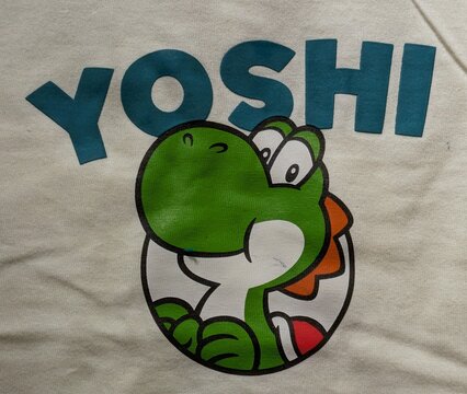 Vista de cerca del estampado de la cabeza del personaje Yoshi del videojuego Super Mario de Nintendo, en una camiseta. Madrid, Espa&ntilde;a, 19 de mayo de 2026