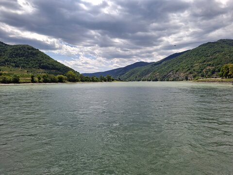 Donau in der Wachau an einem sonnig und wolkigen Tag, Wachautourismus, von der Rollf&auml;hre aus gesehen mit Weinbergen