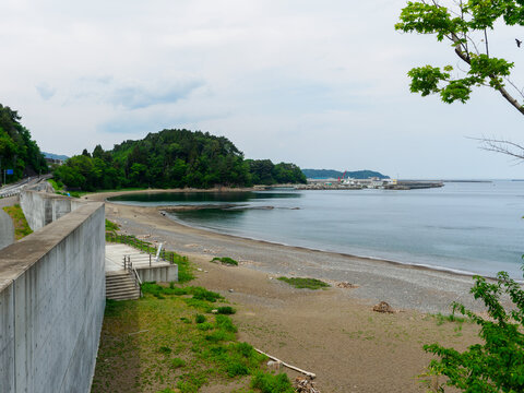 防潮堤から藤の川海水浴場を見る