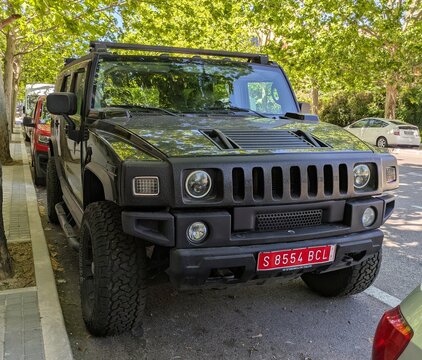 Vista frontal de un autom&oacute;vil crossover de lujo Hummer H2 aparcado en una calle de Madrid, Espa&ntilde;a, 19 de mayo de 2026