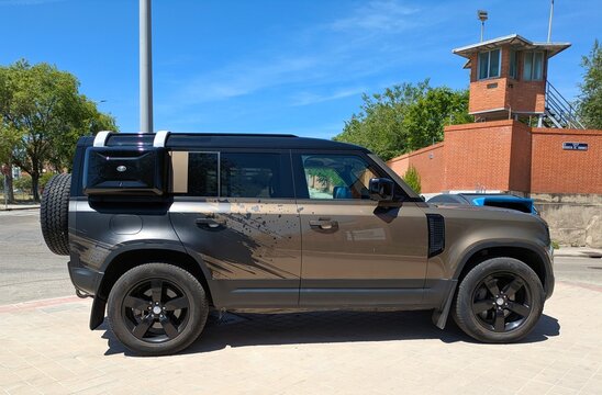 Vista lateral de un autom&oacute;vil crossover Land Rover Defender, con una caja de carga lateral, aparcado en una calle de Madrid, Espa&ntilde;a, 19 de mayo de 2026