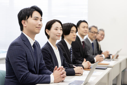 ビジネスセミナーで講義を受講するビジネスパーソン