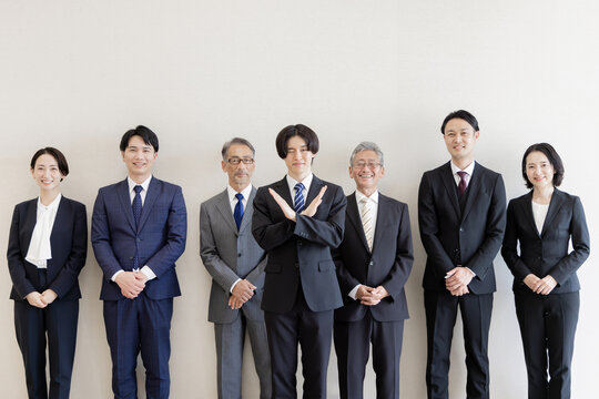 コンプライアンス違反やパワハラを拒否する新入社員とビジネスチーム