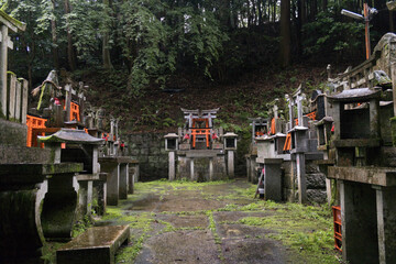 Fototapeta premium Stone kitsune fox statues guarding small Shinto shrine at Fushimi Inari kyoto