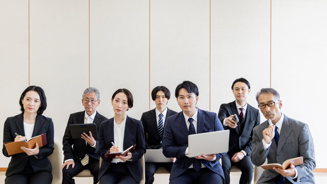 記者会見・株主総会で取材を行う報道関係者とメディアスタッフ