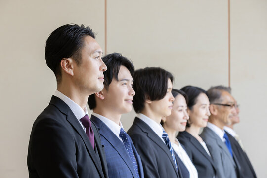未来を見据える多世代ビジネスパーソンの横顔ポートレート