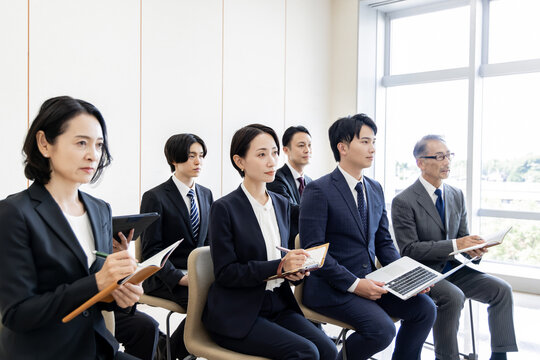 記者会見・株主総会で取材を行う報道関係者とメディアスタッフ