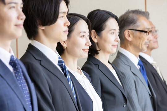未来を見据える多世代ビジネスパーソンの横顔ポートレート