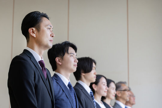 未来を見据える多世代ビジネスパーソンの横顔ポートレート