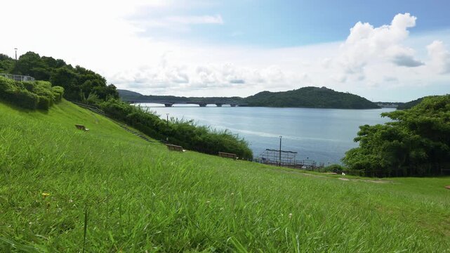 静岡県浜松市にある東名高速道路浜名湖サービスエリアの浜名湖を見渡す芝生の休憩所
