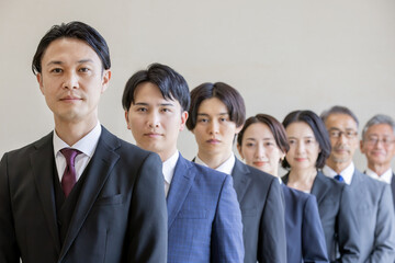 Fototapeta premium 多世代で構成されたビジネスチームのリーダーシップポートレート