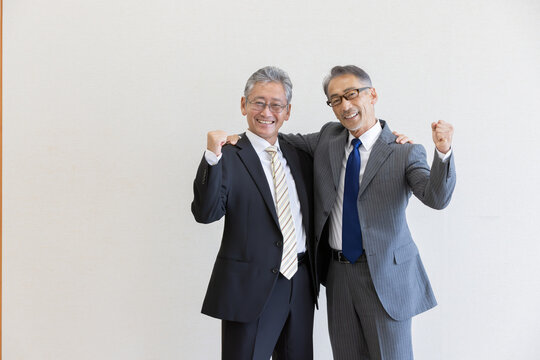 成功を喜びガッツポーズをするシニアビジネスパーソン