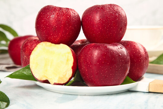 Fresh Red Fuji Apples from Shaanxi China Highland Region Grade A Quality Fruit with Green Leaves