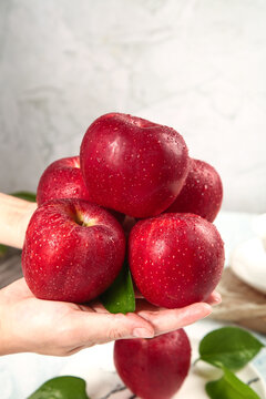 Fresh Red Fuji Apples from Shaanxi Qin Guan Plateau - Premium Grade Fruit with Water Droplets