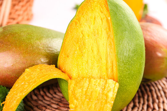 Fresh Kate Mangoes from Panzhihua Sichuan China - Large Green Skin Tropical Fruit with Golden Flesh