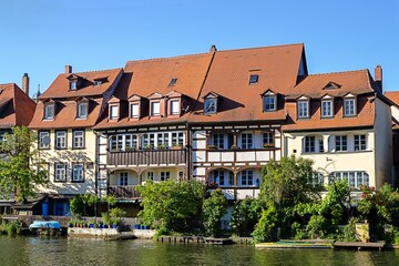 Obraz premium bamberg, deutschland - idyllische häuserzeile in klein-venedig