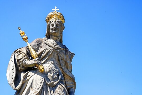 bamberg, deutschland - statue der heiligen kaiserin kunigunde mit textfreiraum