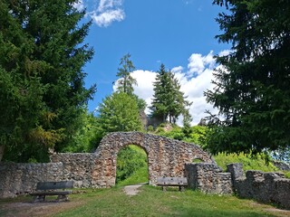 Tor zur Burgruine Wolkenstein, Wanderziele im Ennstal  © cagala