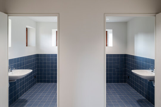 sinks in bathroom