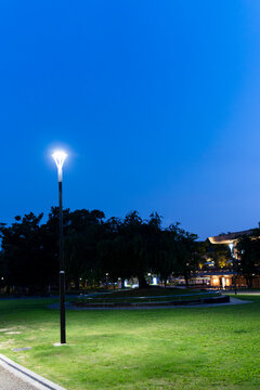 深い青の空が広がる夜の公園風景