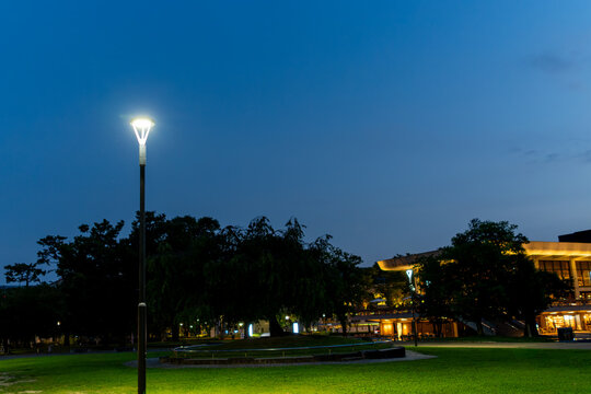 深い青の空が広がる夜の公園風景
