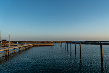 Fototapeta premium Hafenmole in Klintholhavn in der Abenddämmerung, Dänemark