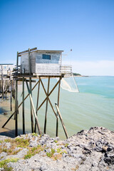 Carrelet traditionnel en bois avec filet de pêche sur la côte atlantique, France - Charente-Maritime - Nouvelle-Aquitaine © Biard.J